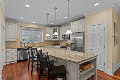 Steps to the Sand in Carolina Beach, Sleeps 10! Villa