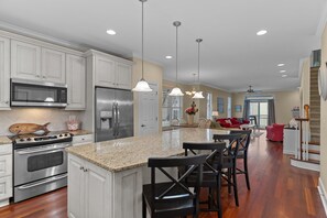 Refrigerador, microondas, parrilla de estufa y lavavajillas 