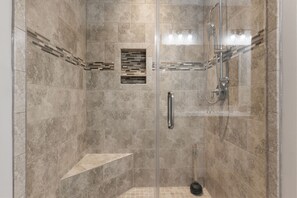 Secadora de cabello, toallas, jabón, papel de baño 