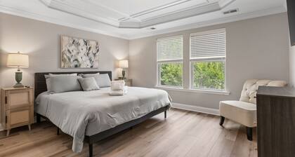 The Salty Lime- 4 Bedroom Townhouse in the heart of Old Town!