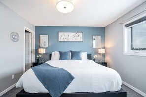 4 chambres, bureau, fer et planche à repasser, lit parapluie