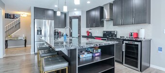 3BR Modern Home: Office|AC|Garage|Large Back Yard