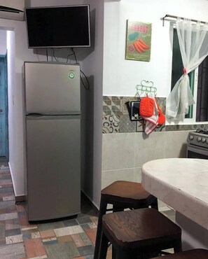 Căn hộ cơ bản | Bếp riêng | Tủ lạnh, lò vi sóng, lò nướng, dụng cụ nấu nướng/bát dĩa/dao nĩa 
