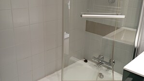 A modern bathroom with a glass-enclosed shower, a standalone bathtub, and a separate sink area. - 5 minutes from the La Legette chairlift, Studio-Cabin 21m² Les Saisies (Hauteluce)