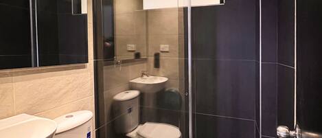 提供毛巾、廁紙