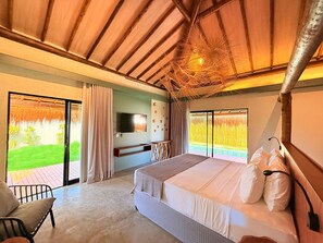 Bungalow Deluxe, vista al jardín | Caja de seguridad en la habitación y escritorio 