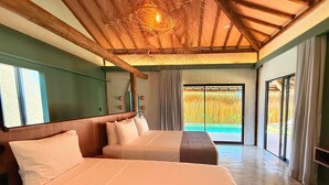 Un dormitorio con dos camas, techo de madera, un ventanal y vista a una piscina.