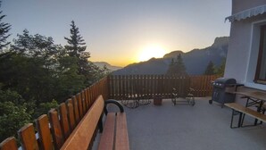 A balcony with a wooden bench, a grill, and a table. - Le Grand Som - Proche Station de ski (Saint-Pierre-de-Chartreuse)