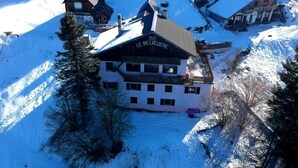 Un edificio cubierto de nieve con un letrero que dice "LE BELVEDERE".