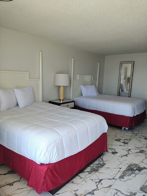 Een bureau, beddengoed