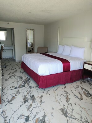 Een bureau, beddengoed