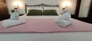 1 bedroom, desk, bed sheets