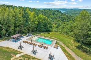 Una piscina al aire libre, una piscina climatizada