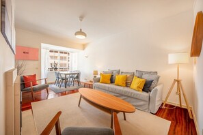 TV - GuestReady - Winter cozy workstation spot (Cascais)