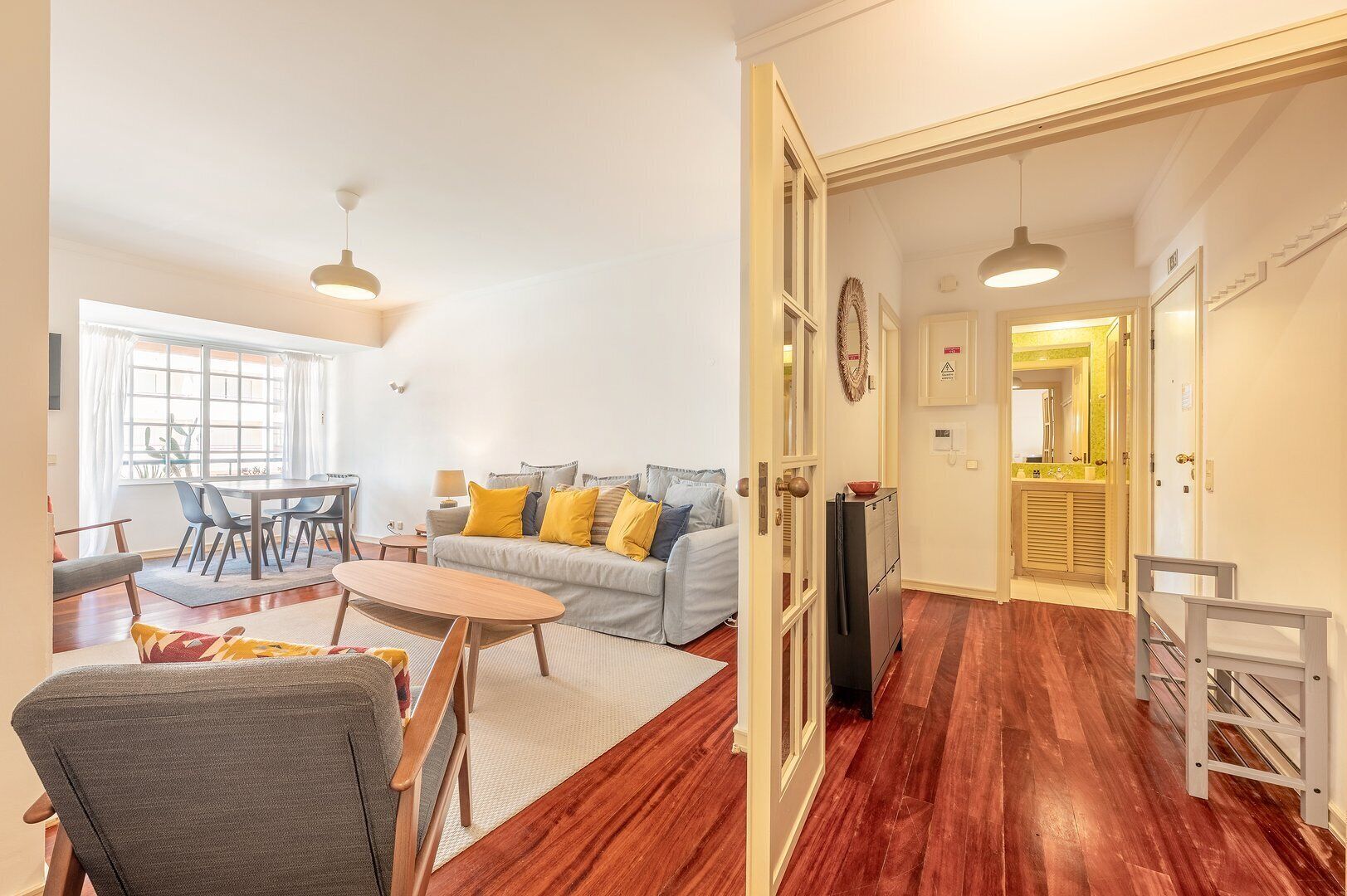 Televisión y chimenea 