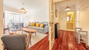 Una sala de estar moderna con sofá, mesa de centro y comedor.