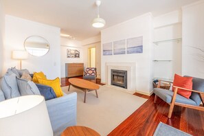 TV - GuestReady - Winter cozy workstation spot (Cascais)