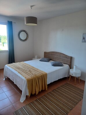 4 bedrooms, iron/ironing board, travel cot, bed sheets - Luminous bastide Les Louis, Uzès (Blauzac)