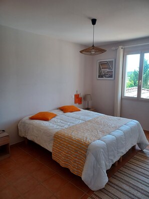 4 camere, ferro/asse da stiro, culla da viaggio, lenzuola