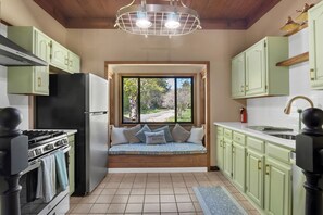 Fridge, microwave, oven, stovetop - Luxurious Ranch in a secluded area, Private Heated Pool, Hot Tub, Fire pit (Pocono Lake)