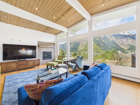 Smart TV, books - Admiral’s View | Panoramic Views, Family Friendly (Juneau)