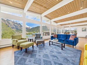 Smart TV, books - Admiral’s View | Panoramic Views, Family Friendly (Juneau)