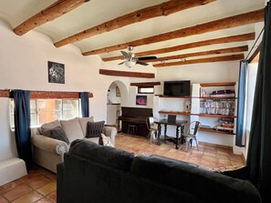 Una Smart TV, una chimenea