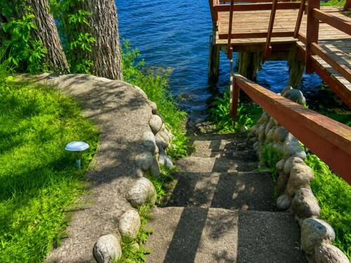 Lovells Riverside Cabin #4 has been a longtime favorite for good reason—peaceful surroundings, gorgeous forest views, and scenic river views. Plus, you’re only moments from local essentials.