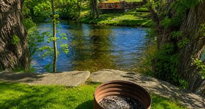 Lovells Riverside Cabin #4 has been a longtime favorite for good reason—peaceful surroundings, gorgeous forest views, and scenic river views. Plus, you’re only moments from local essentials.