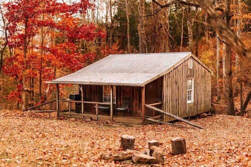  Cozy Off Grid Cabin near the Blueridge Parkway and Appalachian Trail.