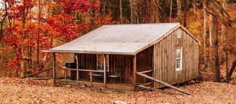  Cozy Off Grid Cabin near the Blueridge Parkway and Appalachian Trail.