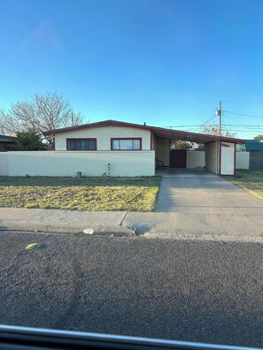 Property grounds - Wonderful 2-bedroom house with AC in Odessa pet friendly home. (Odessa)