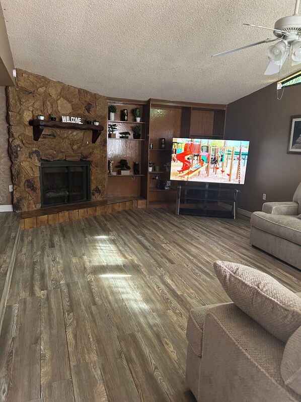 Living area - Wonderful 2-bedroom house with AC in Odessa pet friendly home. (Odessa)