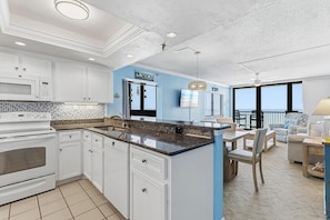 Condo, Multiple Beds (Sunrise 602) | Private kitchen | Oven
