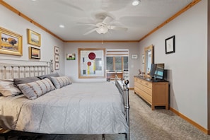 4 bedrooms, desk, free WiFi, bed sheets