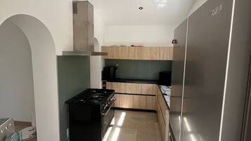 Mikrovågsugn, ugn, spishäll och diskmaskin