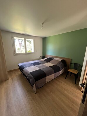 4 chambres, fer et planche à repasser, lit parapluie, Wi-Fi gratuit