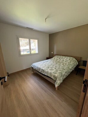 4 bedrooms, iron/ironing board, travel cot, free WiFi - Villa with private pond and large plot close to the sea (Gignac)