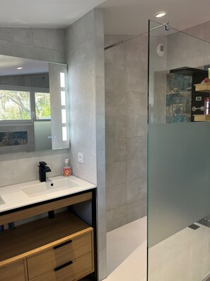 Sèche-cheveux, serviettes fournies, savon, papier toilette