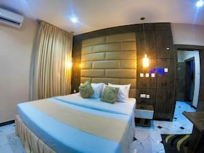 Family Room, Balcony, City View | Desk, laptop workspace, blackout drapes, soundproofing