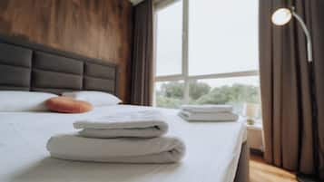 1 habitación, tabla de planchar con plancha y cuna de viaje