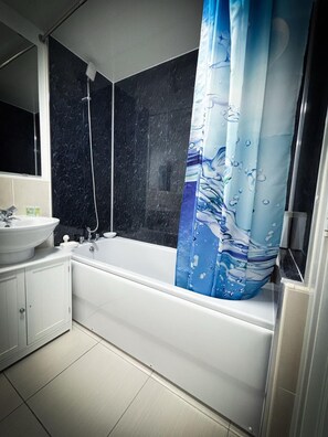 Regadera, toallas, jabón, papel de baño 