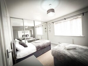 5 bedrooms, WiFi, bed sheets