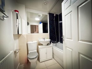 Regadera, toallas, jabón, papel de baño