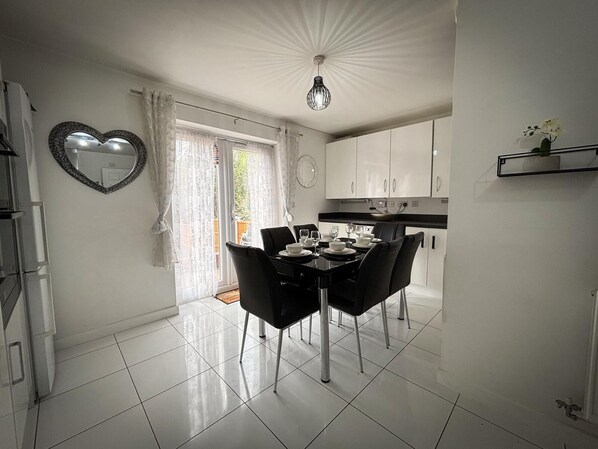 Dining - Spacious Modern Townhouse, Discounts on long stays! (Smethwick)