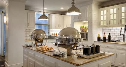 Executive King 1BR Suite w/Breakfast, Pool & Gym