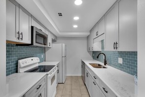 Townhome, 1 King Bed (SouthBay by the Gulf #71) | Private kitchen