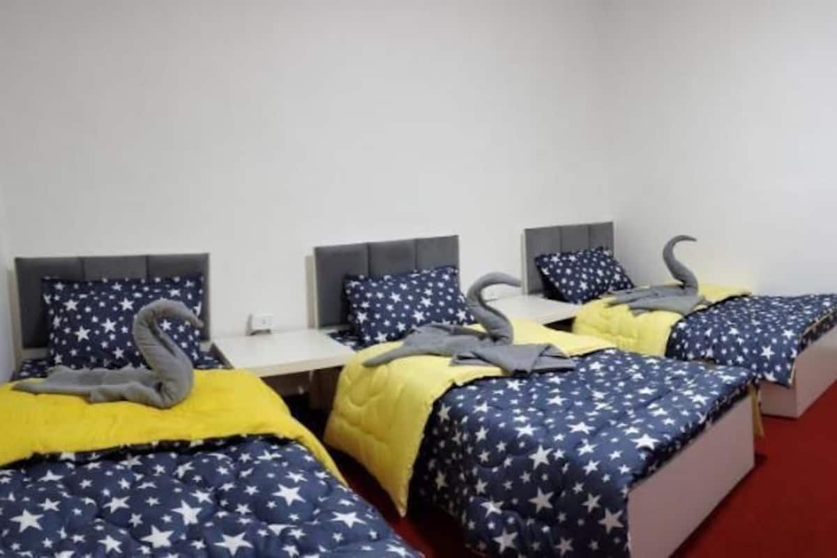 Deluxe Triple Room | Peti besi dalam bilik, langsir/tirai gelap terus, kalis bunyi