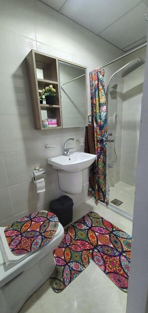 Shower, soap, shampoo, toilet paper - Petra Casablanca Hotel (Wadi Musa)
