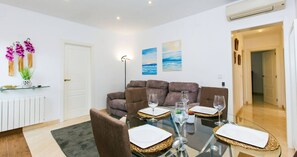 บ้านพัก, 2 ห้องนอน, พร้อมสิ่งอำนวยความสะดวกสำหรับผู้พิการ, สูบบุหรี่ได้ | ห้องรับประทานอาหาร